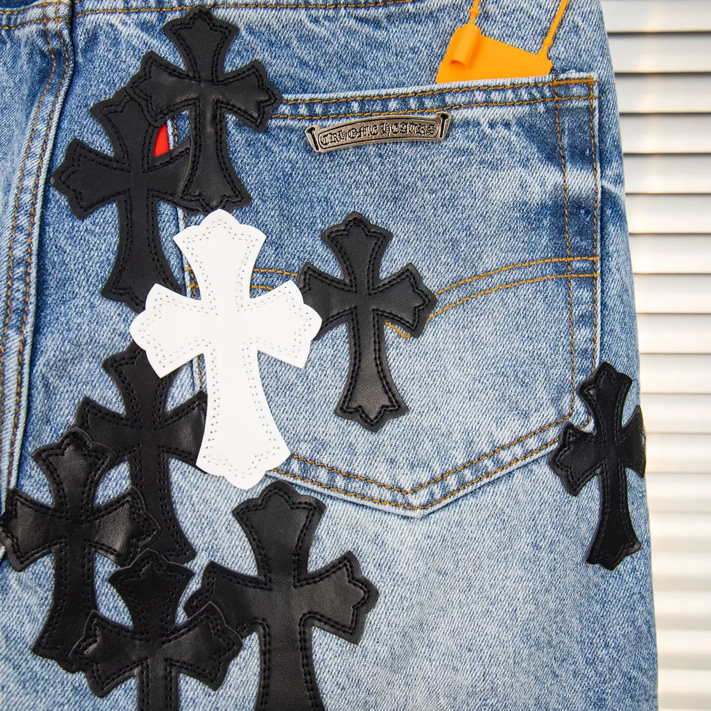 P310 Heavy Industry Version Chrome Hearts Sex Octopus🐙Multiple logo elements spliced ​​washed jeans, truly restores the ultimate vintage texture, three-dimensional version, loose and comfortable, not picky about the figure, taller and slimmer, factory precision, original quality control, same style for men and women, can be matched with couples, versatile recommendation, must-have jeans for all seasons, fashionable people have been disappointed. From the quality selection of fabrics, the tailoring of details, and the matching of patterns, they are all impeccable! The upper body is so handsome when worn...it can be easily worn by men, women and children! The craftsmanship is made of heavy-duty washed pure cotton denim fabric. After washing, it is soft and thick. It is very stylish when worn on the body. Style number: 1759# Color: blue Size: 28 30 32 34 36